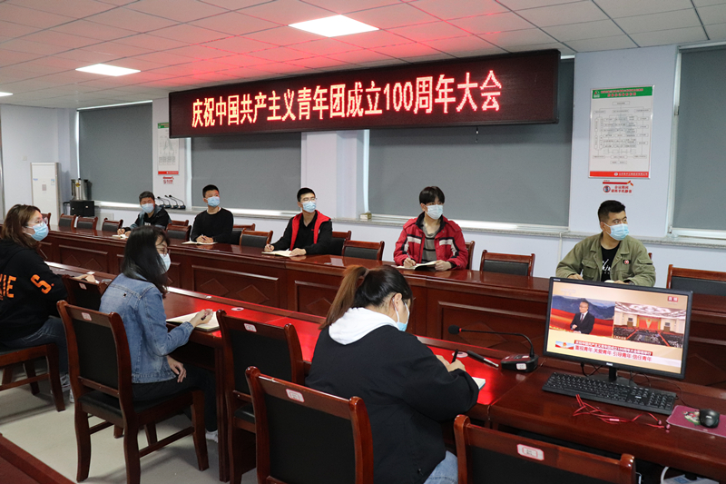 臨臨高速六標(biāo)項(xiàng)目組織青年團(tuán)員觀看 《慶祝中國(guó)共產(chǎn)主義青年團(tuán)成立100周年大會(huì)》直播