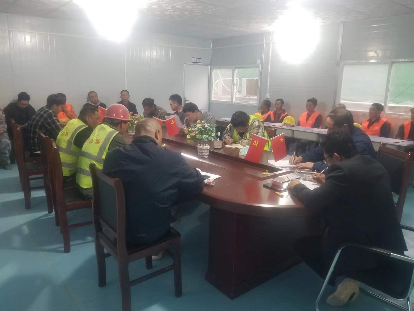 臨臨六標召開隧道仰拱及二襯施工技術交底會