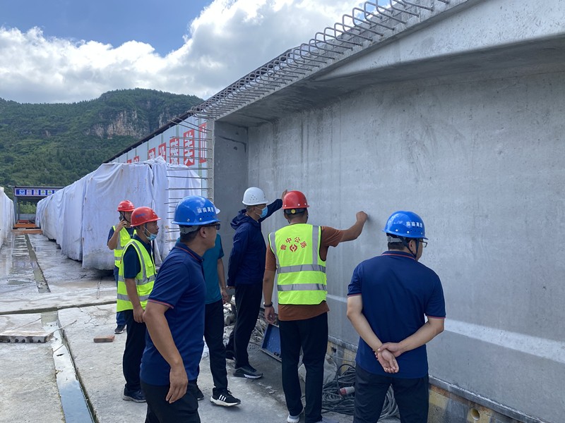 臨臨高速項(xiàng)目辦、總監(jiān)辦領(lǐng)導(dǎo)蒞臨 臨臨高速六標(biāo)現(xiàn)場(chǎng)督促施工 加快工程進(jìn)度