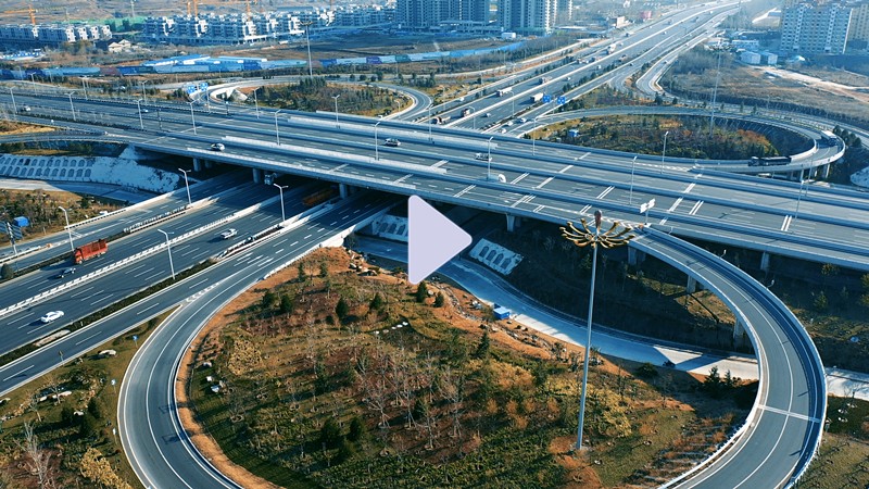 航拍魯泰大道與魯山大道立交橋，仿生學(xué)設(shè)計(jì)如對(duì)稱(chēng)的四葉草