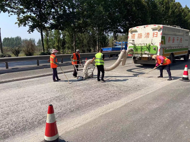 路面細(xì)致清掃施工2_副本
