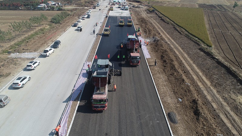 現(xiàn)場攤鋪及碾壓 (2)546w5Z_副本