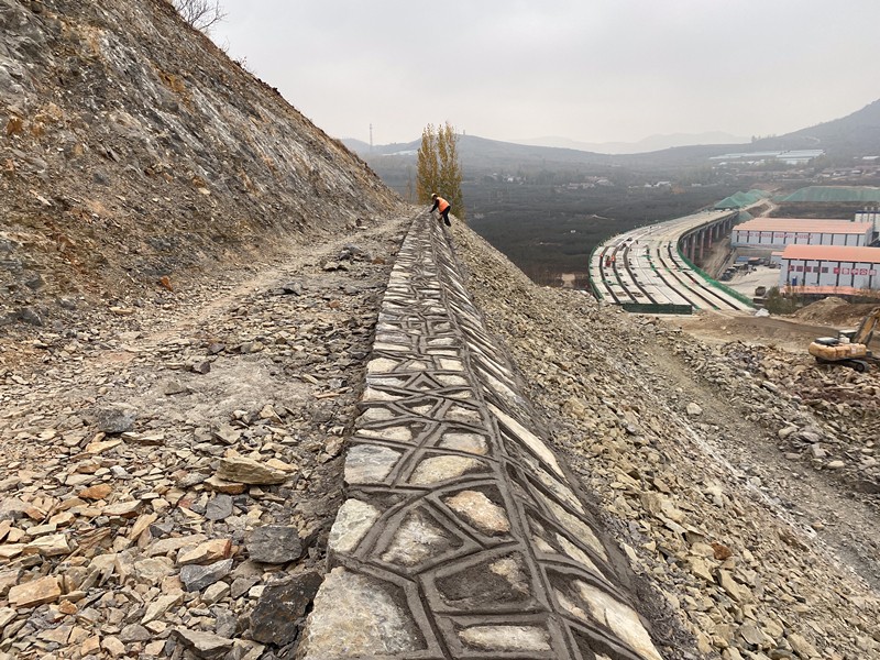 坡頂漿砌片石勾縫，清理_副本