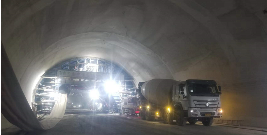 虎山隧道左洞澆筑二襯混凝土0