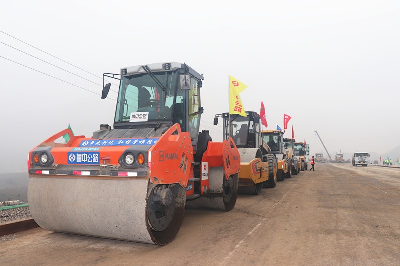 排放整齊的機(jī)械設(shè)備_副本