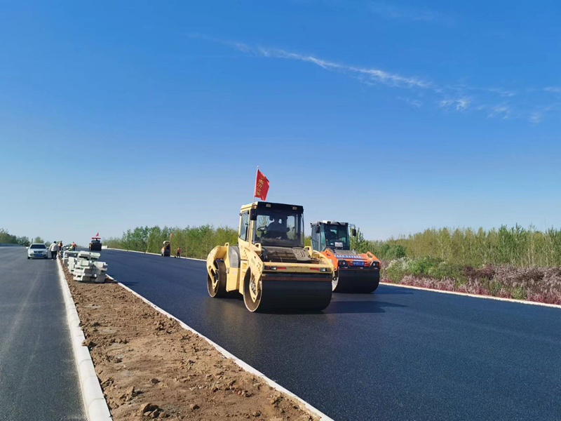 機(jī)械化施工公司圓滿完成郯城205項(xiàng)目瀝青攤鋪施工