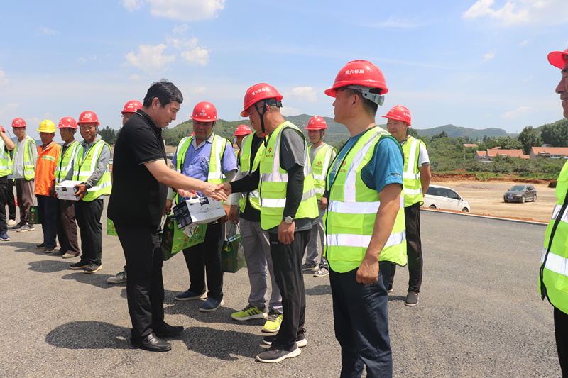 濃情端午，夏送清涼——沂源縣交通運(yùn)輸局長田立勇一行蒞臨臨臨高速六標(biāo)慰問工程一線施工人員