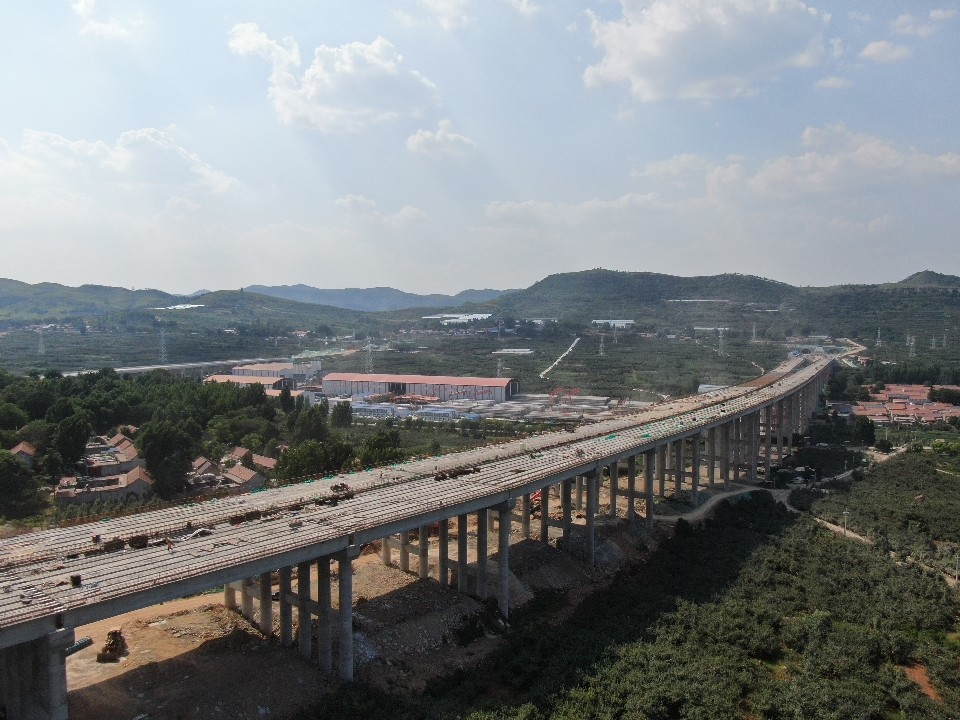 臨臨高速六標(biāo)苗莊特大橋圓滿完成全部T梁架設(shè)