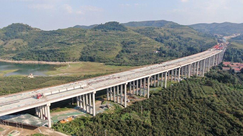 臨臨高速項(xiàng)目翟家莊大橋T梁順利架設(shè)完畢