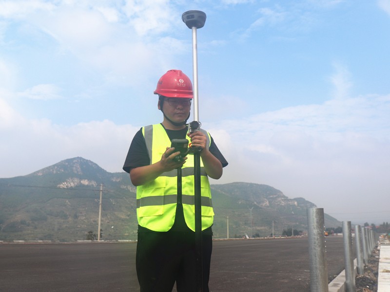 1、測量員侯風(fēng)濤用GPS進(jìn)行放樣_副本