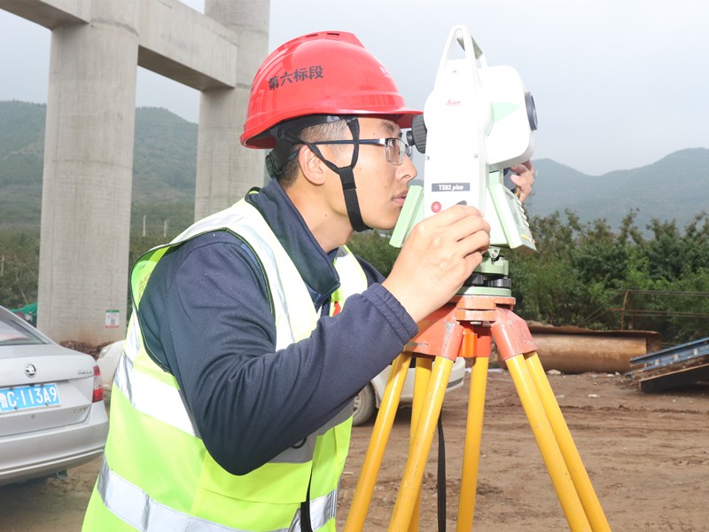 2、測量員孫垂斌正在瓦日鐵路公鐵立交處用全站儀進(jìn)行坐標(biāo)放樣_副本