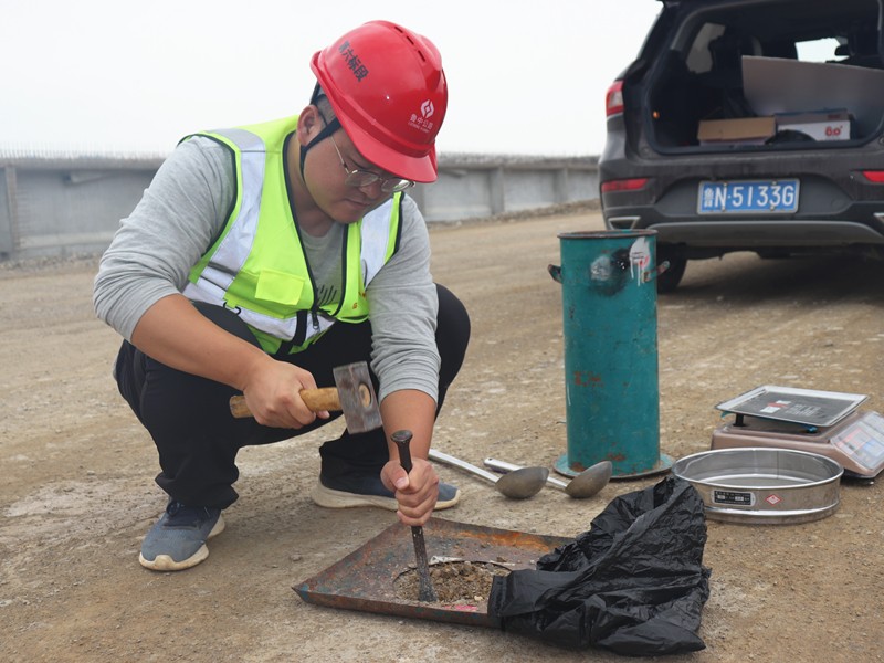 5、路基分部劉曉朋正在對路基做壓實(shí)度檢測試驗(yàn)_副本