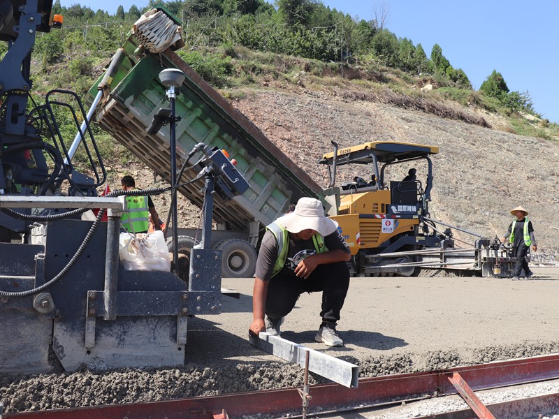 1、基層施工隊(duì)長劉偉琪量線高復(fù)核攤鋪質(zhì)量_副本