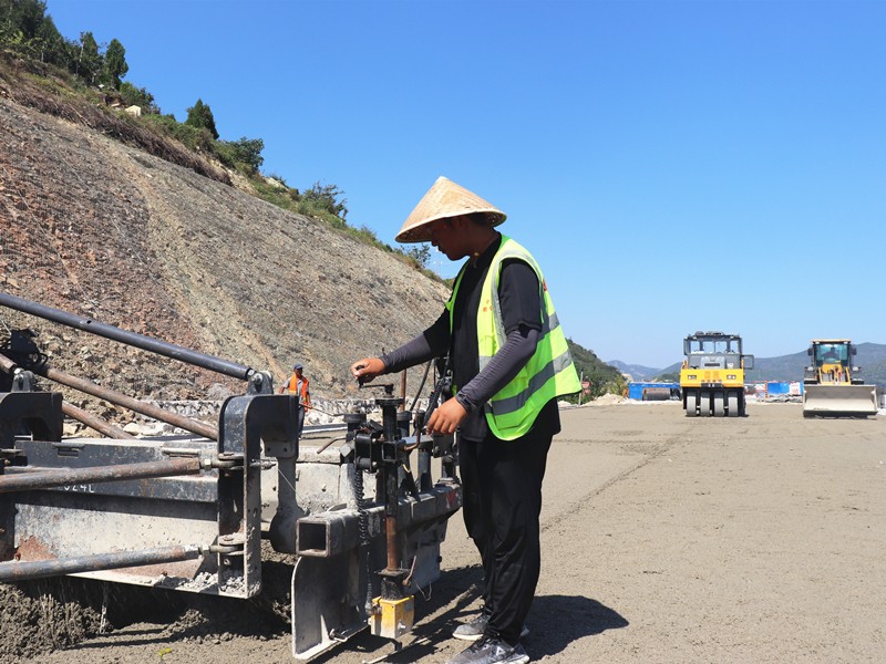 2、基層施工員鄭曰發(fā)根據(jù)現(xiàn)場實(shí)際微調(diào)攤鋪機(jī)控制攤鋪質(zhì)量_副本