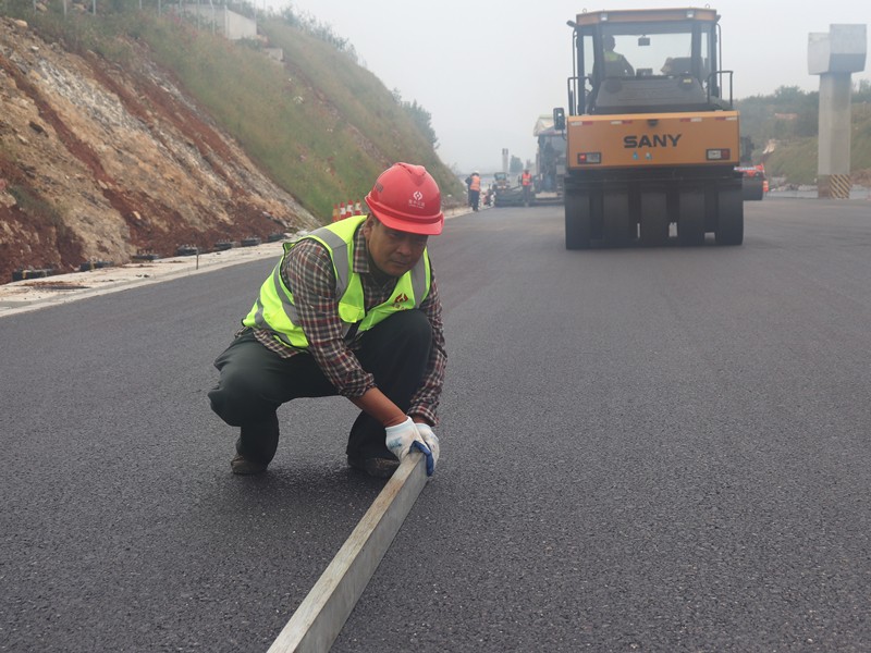 6、油層施工員焦延峰隨時(shí)檢查、處理壓實(shí)平整度_副本