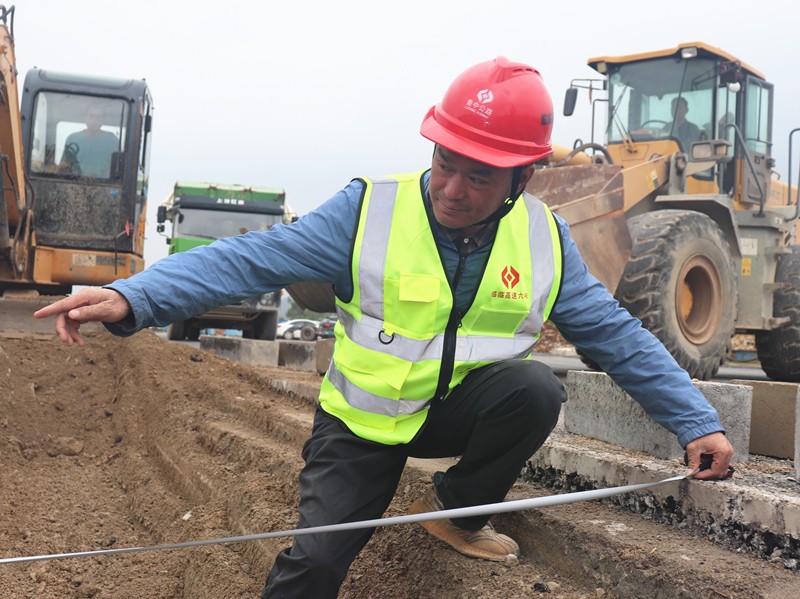 7、路面分部副經(jīng)理馮世棟正在指揮清理中分帶雜物及復(fù)核寬度_副本