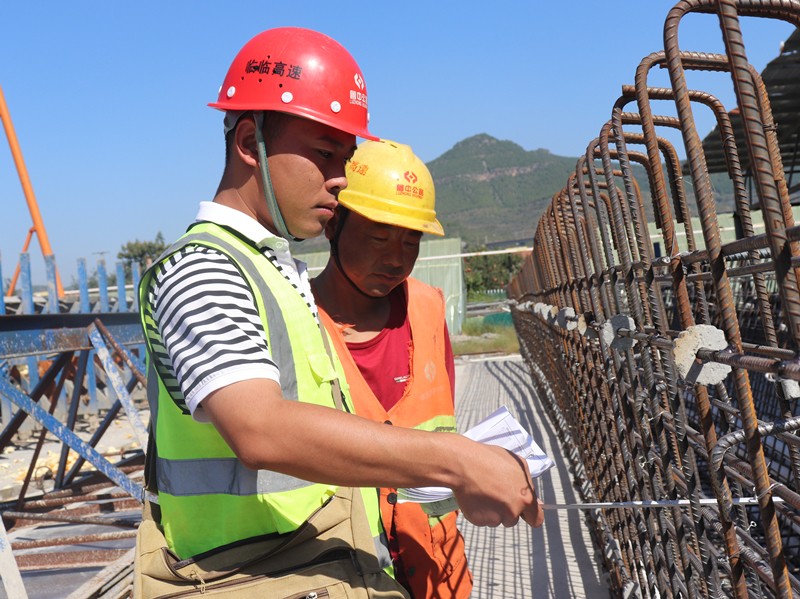 3、技術(shù)員孫鳳斌在中莊梁場與工人做技術(shù)檢查、交底_副本