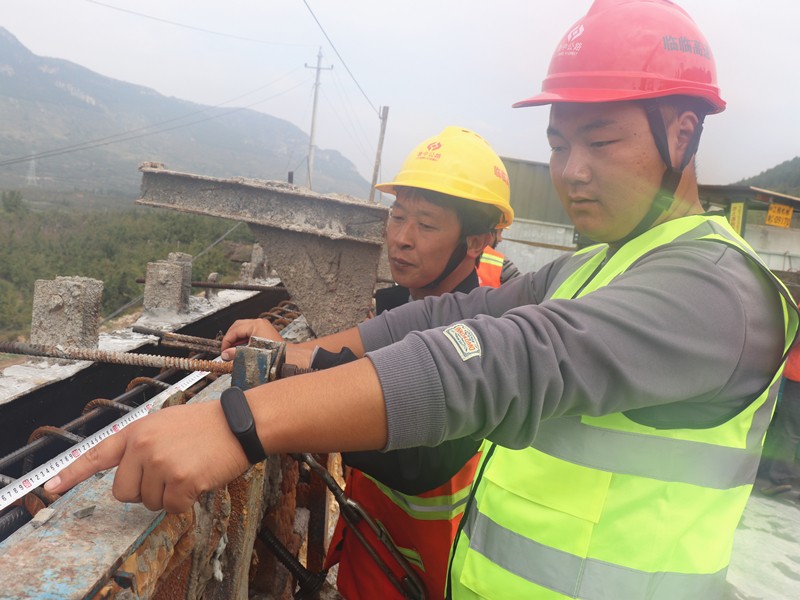 4、施工員程化強(qiáng)在瓦日鐵路公鐵立橋檢測護(hù)欄鋼筋間距、模板安裝_副本