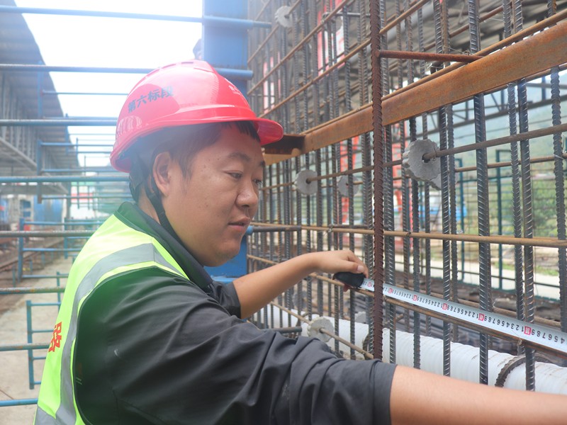 5、施工員任國相在梁場檢查鋼筋籠鋼筋間距_副本