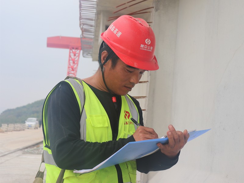 6、施工員徐永文在北安樂梁場檢查成品梁質(zhì)量_副本