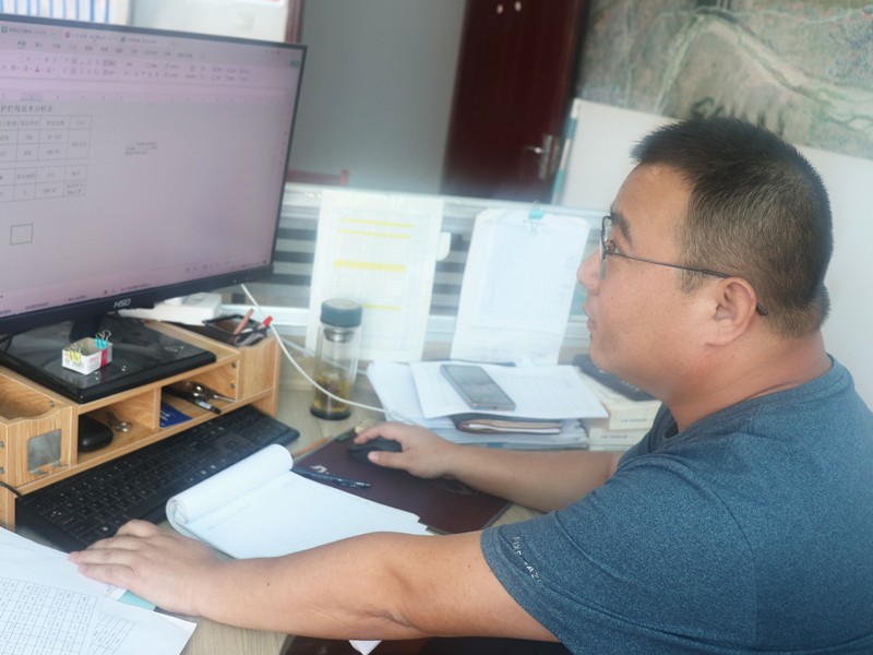 2、成控中心主任劉學(xué)軍正在起草分包合同_副本