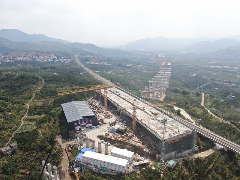 6、瓦日轉(zhuǎn)體橋?yàn)?0月華麗轉(zhuǎn)體做沖刺準(zhǔn)備_副本