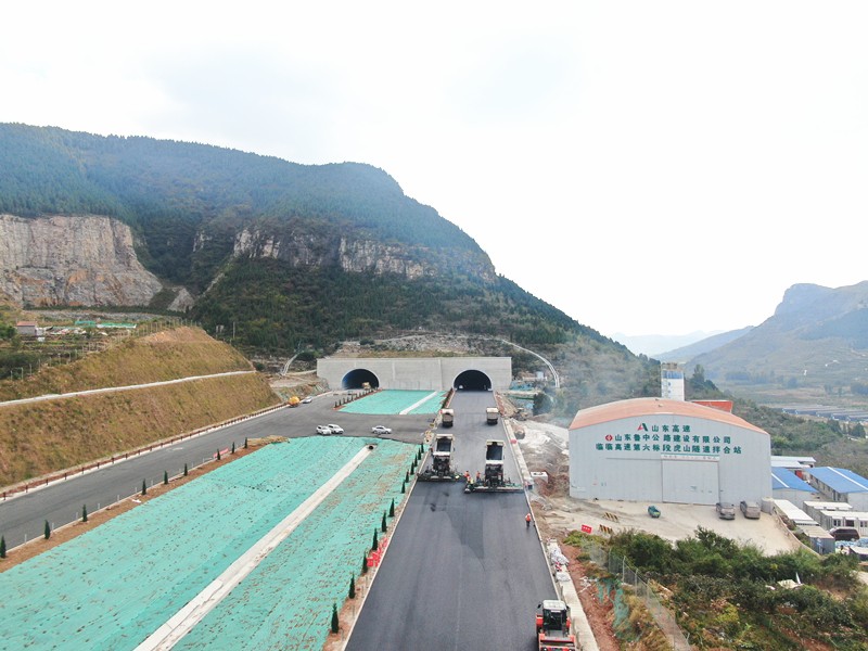 臨臨高速六標(biāo)進(jìn)入瀝青上面層施工階段　吹響“路面施工沖鋒號(hào)”