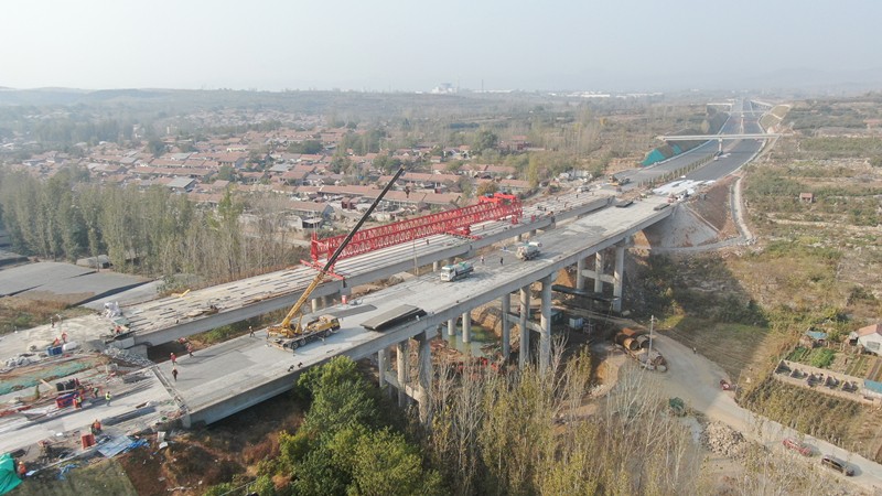 臨臨高速六標(biāo)Y021分離立交梁板架設(shè)任務(wù)圓滿完成