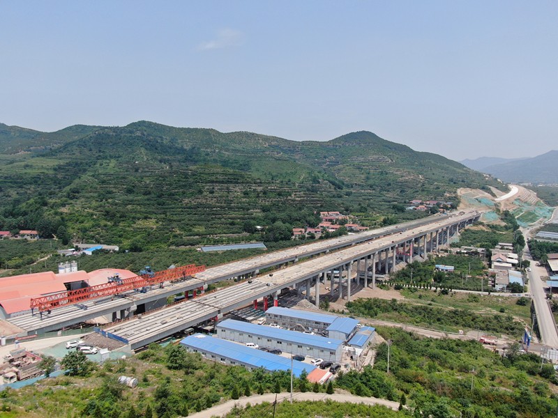 6-1、6月5日臨臨高速六標韓莊大橋預制T梁順利架設完畢_副本