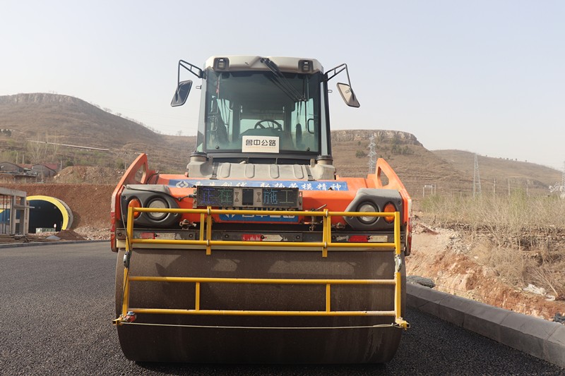 臨臨高速項(xiàng)目優(yōu)化壓路機(jī)安全防撞系統(tǒng) 筑牢安全防線