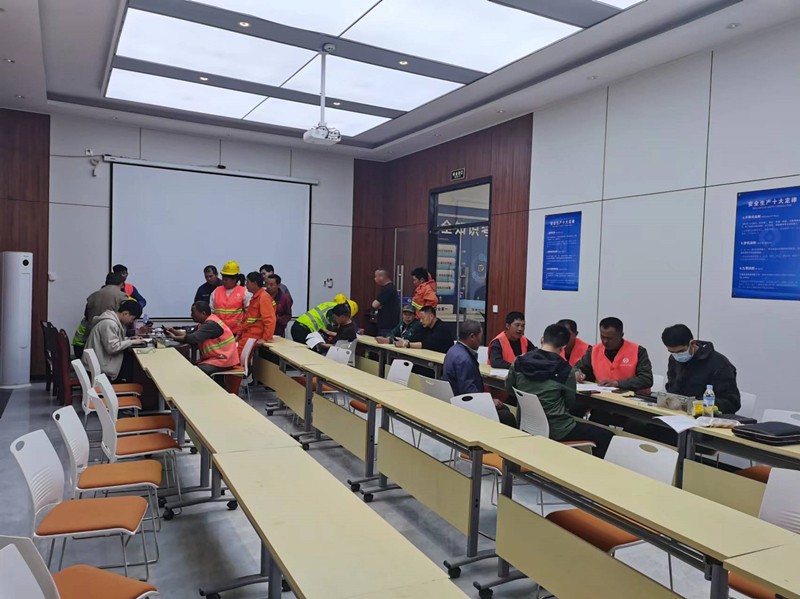 臨臨高速六標(biāo)邀請(qǐng)威海銀行工作人員為新進(jìn)場工人辦理工資卡