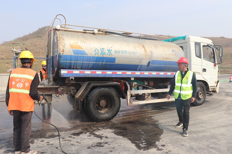 路面防污染專員孟慶濤指導工人對上路車輛輪胎沖洗要求_副本