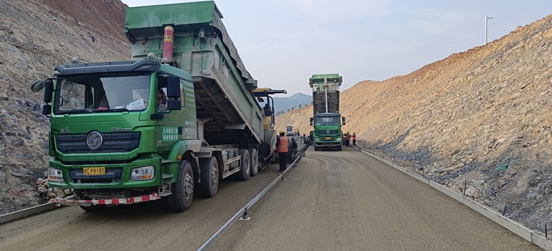 機械化施工公司再傳捷報——臨臨六標(biāo)所有水穩(wěn)施工全部完成