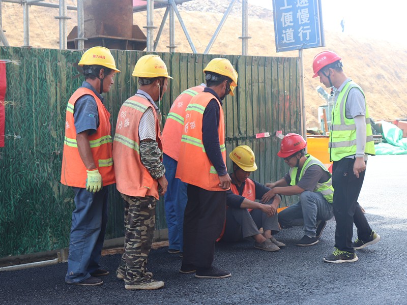 救援 人員趕赴現(xiàn)場進(jìn)行救援_副本 救援 人員趕赴現(xiàn)場進(jìn)行救援_副本