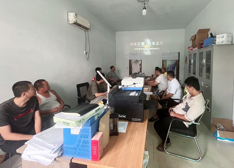 第五區(qū)域項(xiàng)目部開展工程運(yùn)輸車駕駛員安全培訓(xùn)教育活動(dòng)