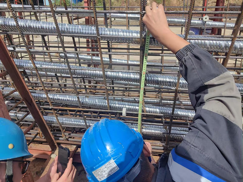 現(xiàn)場(chǎng)技術(shù)人員驗(yàn)收鋼筋籠546w5Z_副本