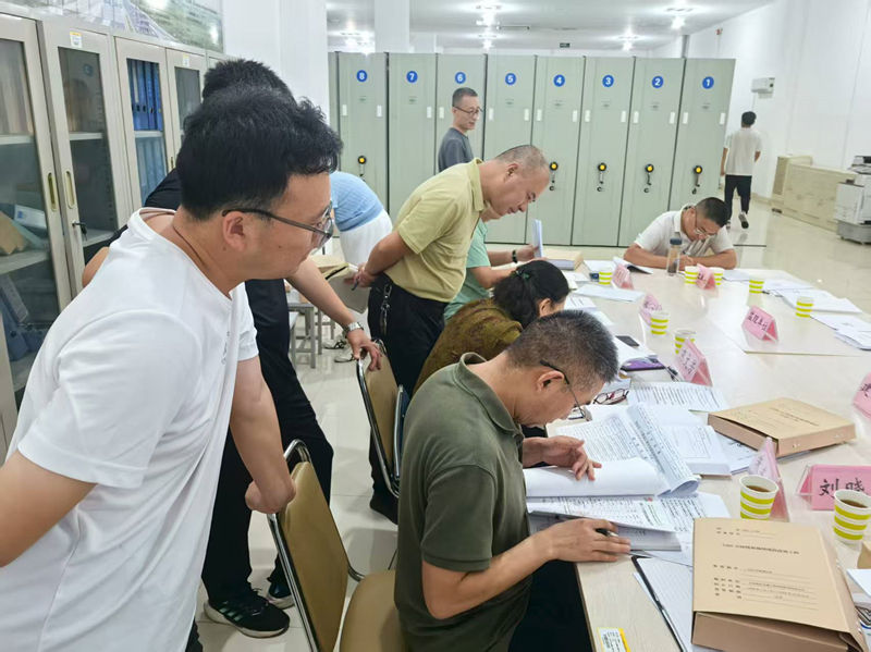 驗(yàn)收組對檔案進(jìn)行查閱_副本