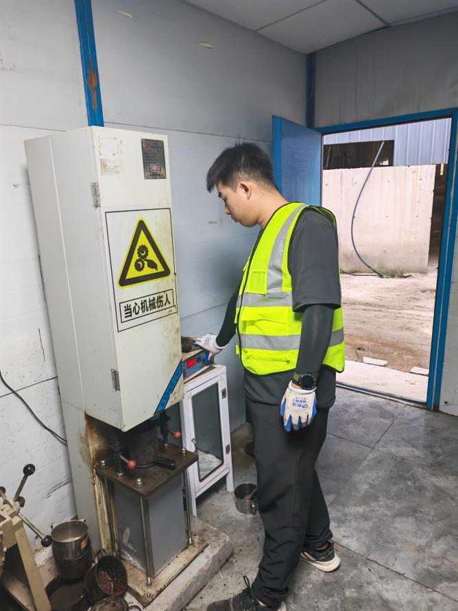 高青拌合站全力以赴供料飛源化工公司廠區(qū)路面鋪設(shè)工程