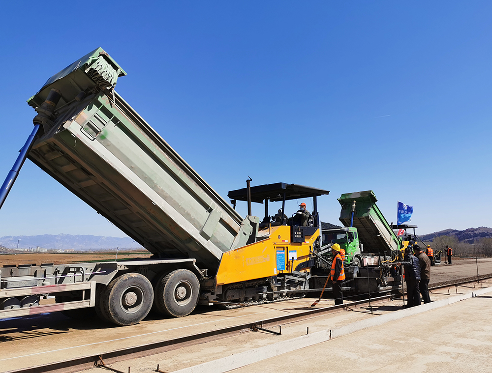 新寧項(xiàng)目展開路面工程大面積施工