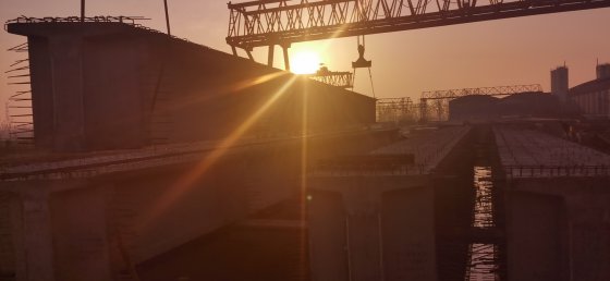 第二工程公司G2項(xiàng)目晝夜奮戰(zhàn)，膠新鐵路橋順利架通