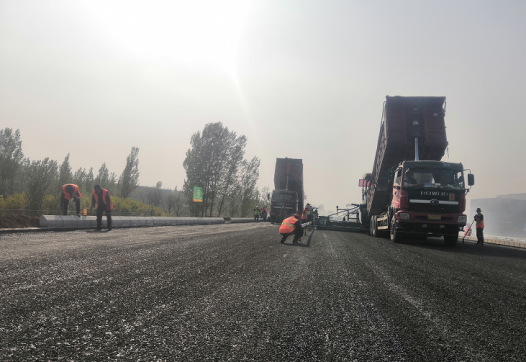 青蘭高速再次領(lǐng)跑全線　柔性基層順利開工