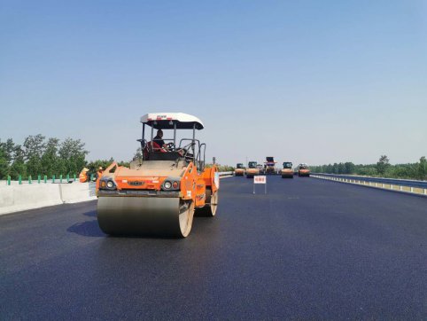 第二工程公司G2項(xiàng)目左幅上面層順利鋪筑完成