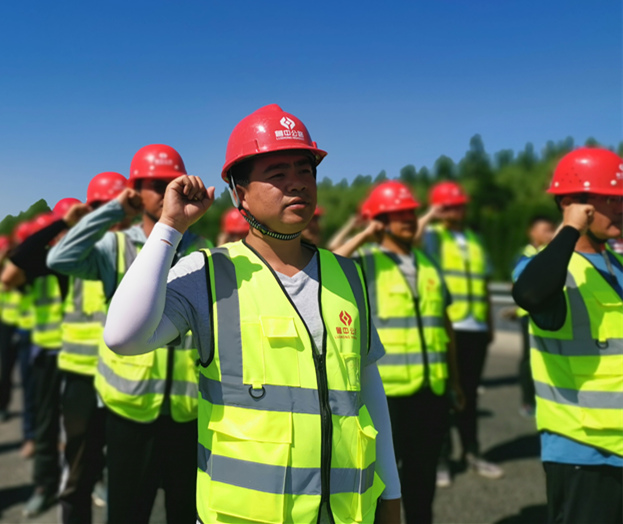 【抓作風 創(chuàng)效益】公司在G205中修項目施工現(xiàn)場組織開展“安全生產(chǎn)月”啟動儀式