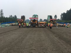 淄河大道西延工程一標(biāo)段召開水泥穩(wěn)定碎石底基層施工現(xiàn)場安全技術(shù)交底會(huì)