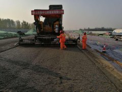 高鐵新城站東路水泥穩(wěn)定碎石基層試驗(yàn)段成功攤鋪