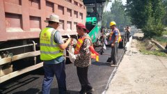 養(yǎng)護(hù)分公司積極開展夏日“送清涼、促安全、保健康”活動(dòng)