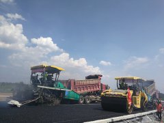 新寧二標(biāo)瀝青試驗(yàn)段正式施工