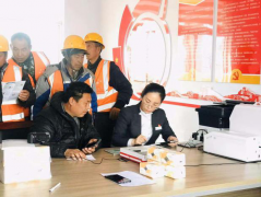 青蘭項(xiàng)目部與工行聯(lián)合為農(nóng)民工開(kāi)卡送“?！? /> 
          </div> 
         </div> 
         <div   id=