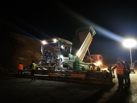 利用良好天氣，爭分奪秒搶進(jìn)度