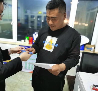 第二工程公司G2項(xiàng)目組織進(jìn)行農(nóng)民工集中開(kāi)卡工作